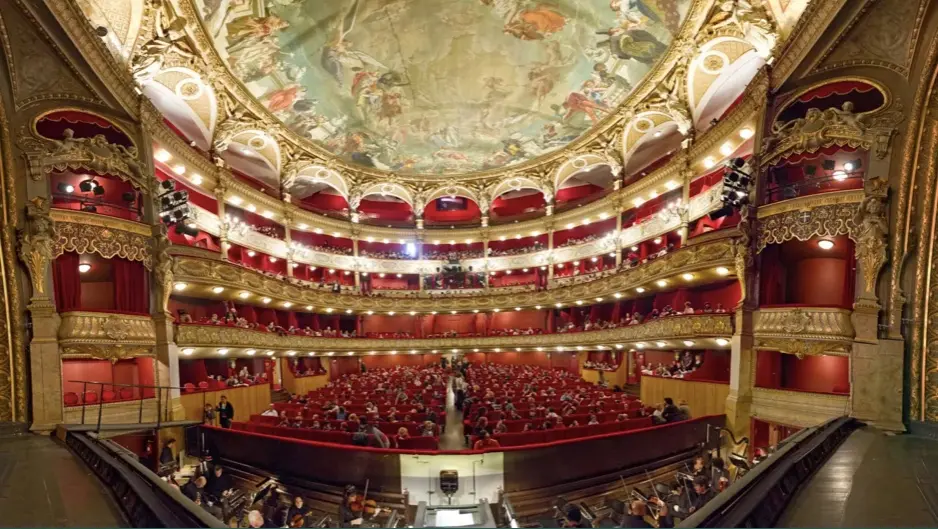 Voiture VTC décorée pour un mariage ou événement spécial dans le Var