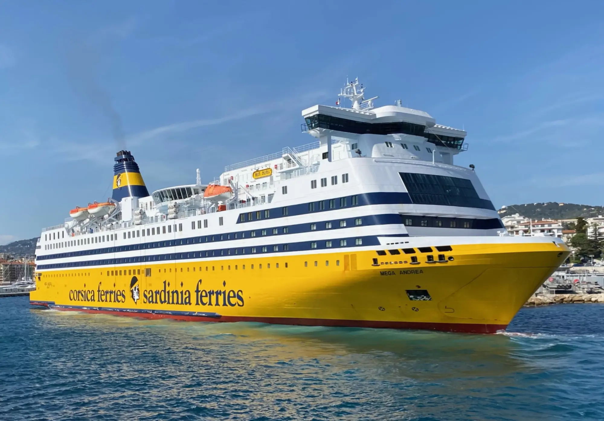 Berline VTC garée devant la gare maritime de Toulon pour un transfert ferry Corsica