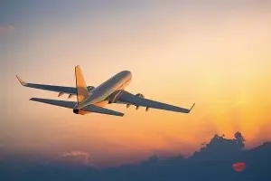 Chauffeur VTC attendant un client devant l'aéroport pour un transfert Toulon Marseille Nice